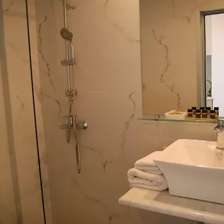 Artemis מלון דירות 3*