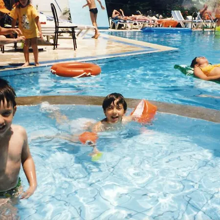 מלון דירות Artemis 3*